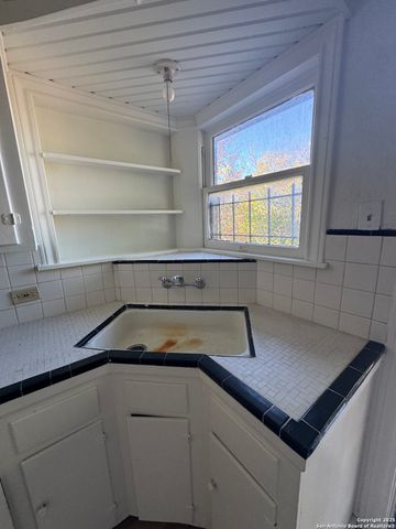 401 W Lynwood, San Antonio, TX 78212