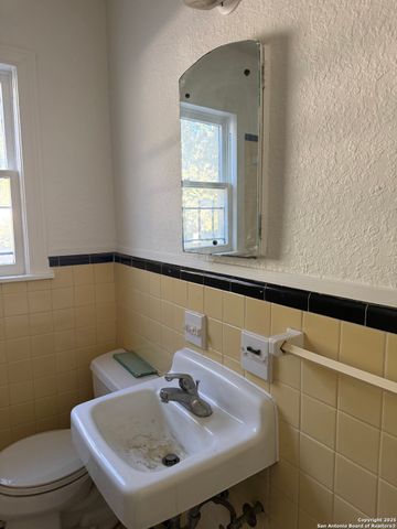 401 W Lynwood, San Antonio, TX 78212