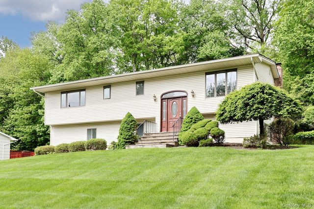 8 Medford Place, Nanuet, NY 10954