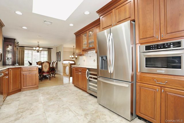 8 Medford Place, Nanuet, NY 10954