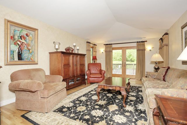 8 Medford Place, Nanuet, NY 10954