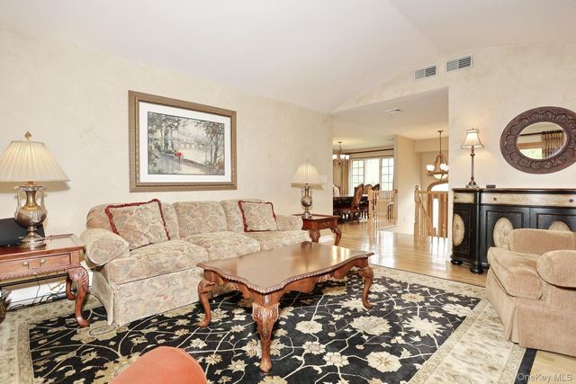 8 Medford Place, Nanuet, NY 10954