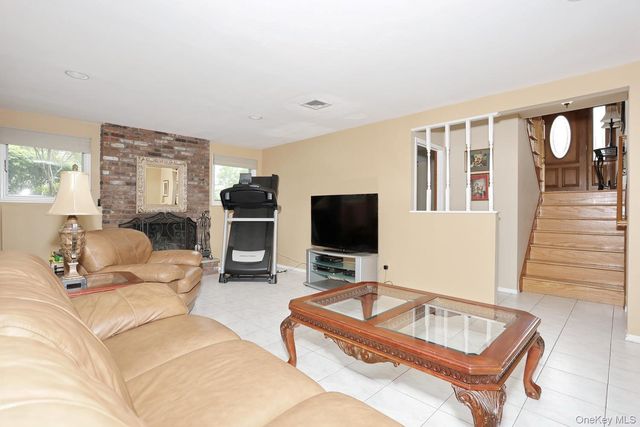 8 Medford Place, Nanuet, NY 10954