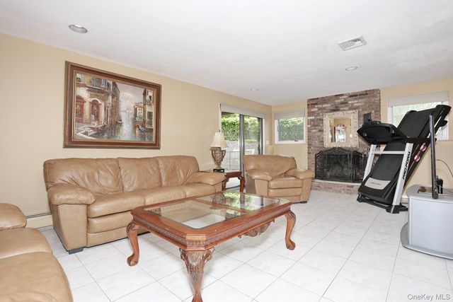 8 Medford Place, Nanuet, NY 10954