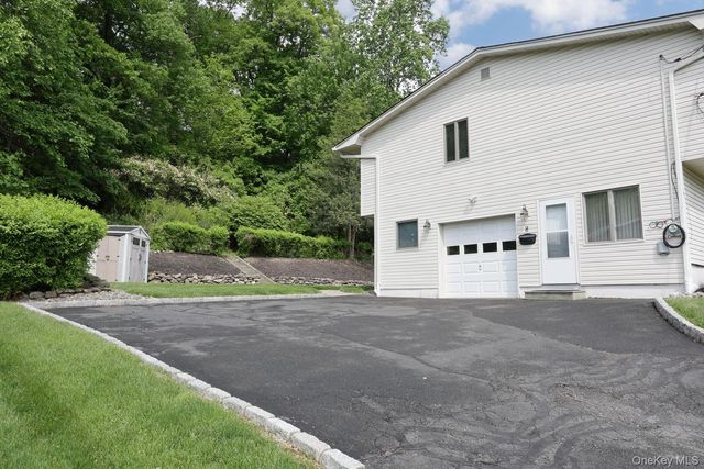 8 Medford Place, Nanuet, NY 10954