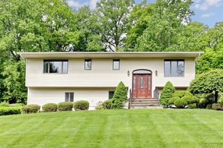 8 Medford Place, Nanuet, NY 10954