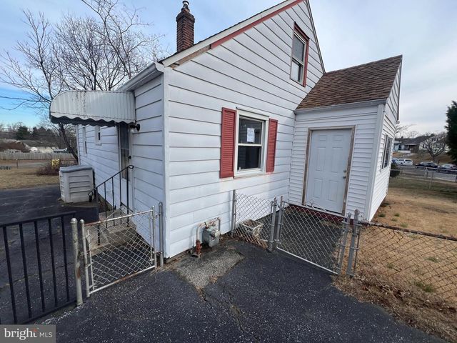 53 SEWARD LN, Aston, PA 19014