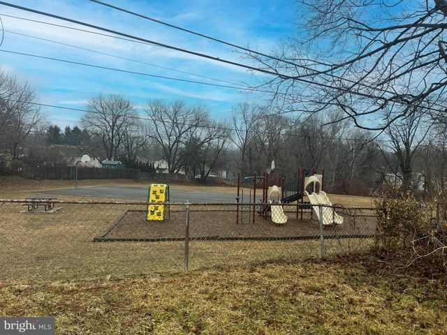 53 SEWARD LN, Aston, PA 19014