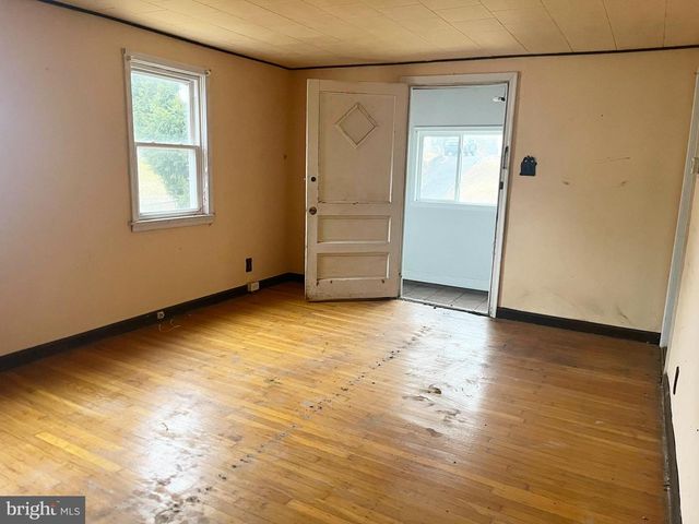 53 SEWARD LN, Aston, PA 19014