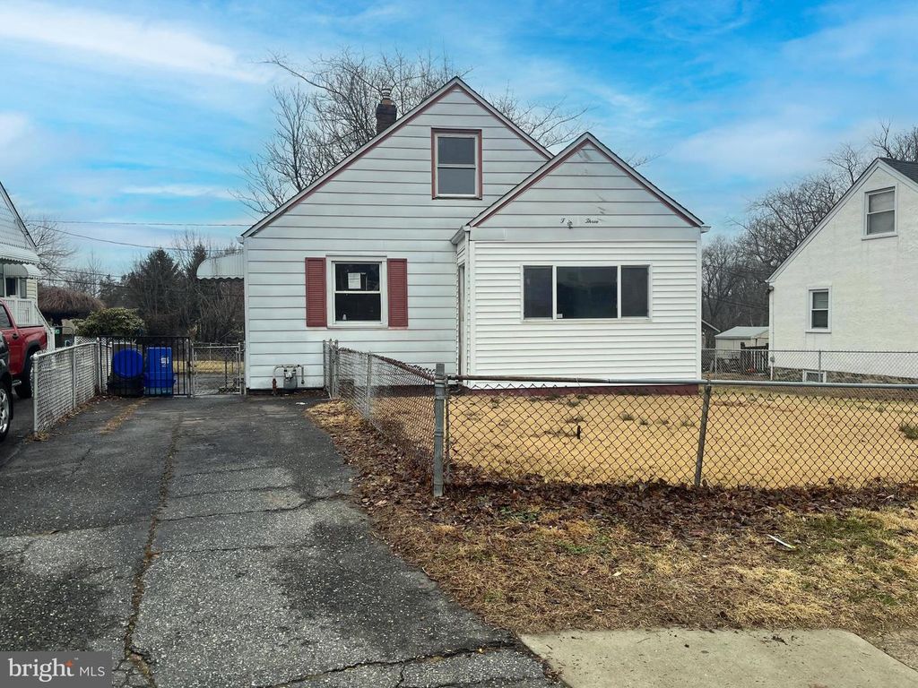 53 SEWARD LN, Aston, PA 19014