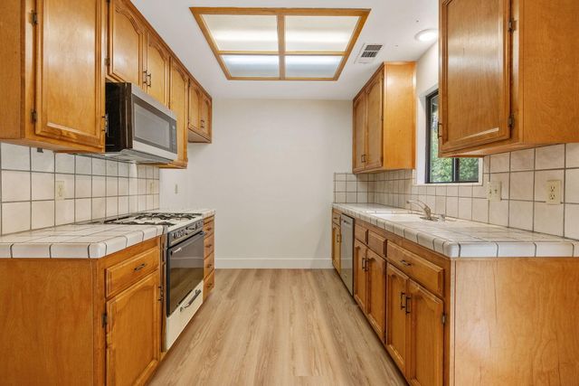 2215 E Myrtle Court, Visalia, CA 93292