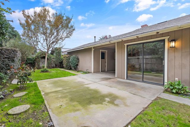 2215 E Myrtle Court, Visalia, CA 93292