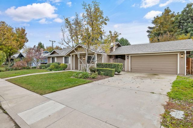 2215 E Myrtle Court, Visalia, CA 93292