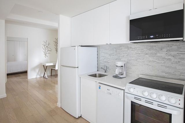 150 W 51st St Apt 1918, New York City, NY 10019