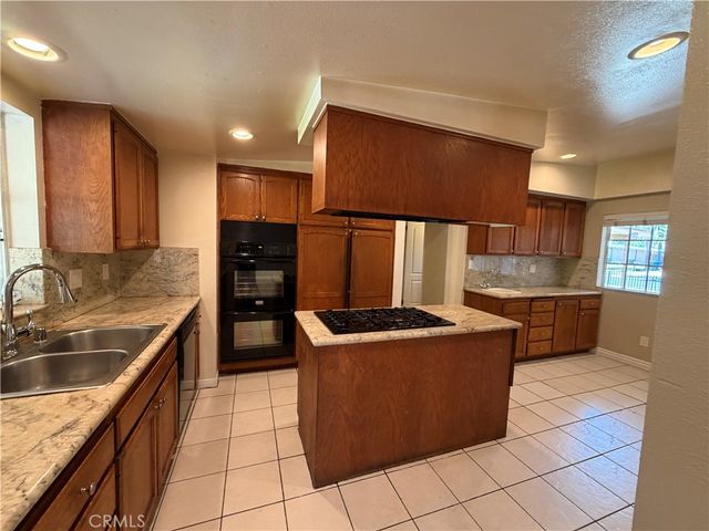 7741 Zelzah, Reseda, CA 91335