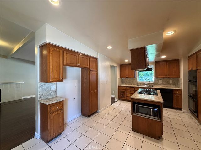 7741 Zelzah, Reseda, CA 91335