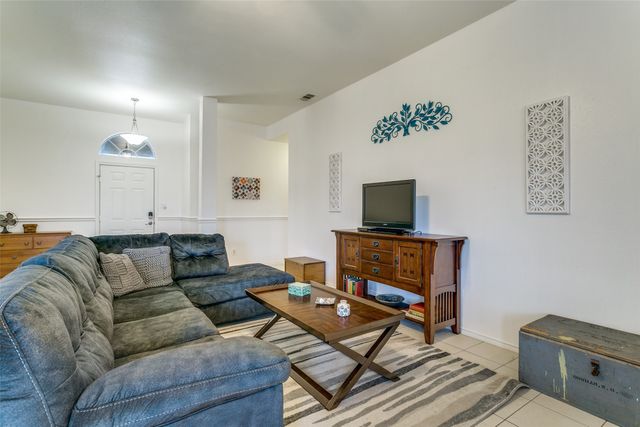 977 Valley View Drive, Lewisville, TX 75067