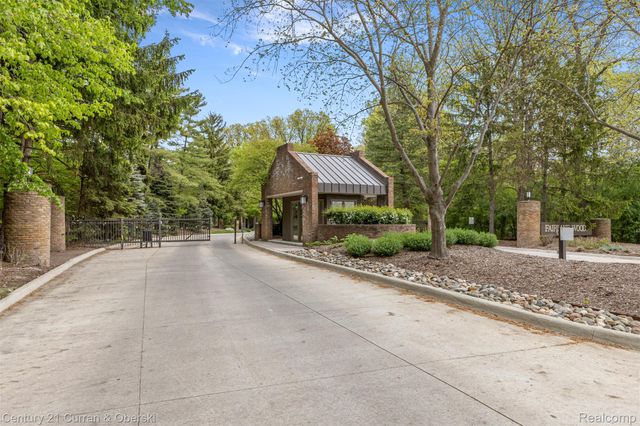 5 Timberlane Court, Dearborn, MI 48126