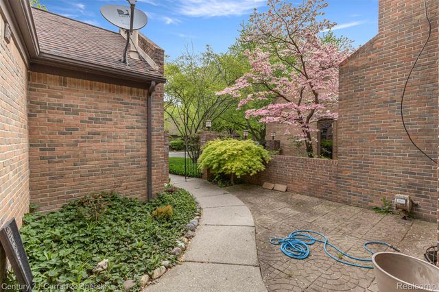 5 Timberlane Court, Dearborn, MI 48126