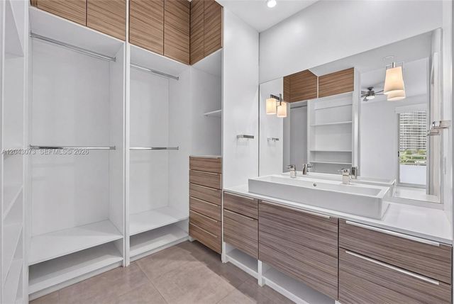 888 Brickell Key Dr 404, Miami, FL 33131