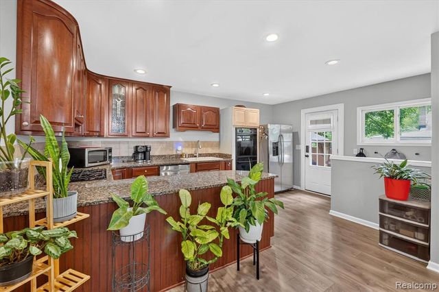9115 Maplewood Drive, White Lake, MI 48386