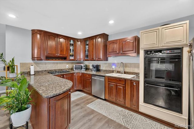 9115 Maplewood Drive, White Lake, MI 48386