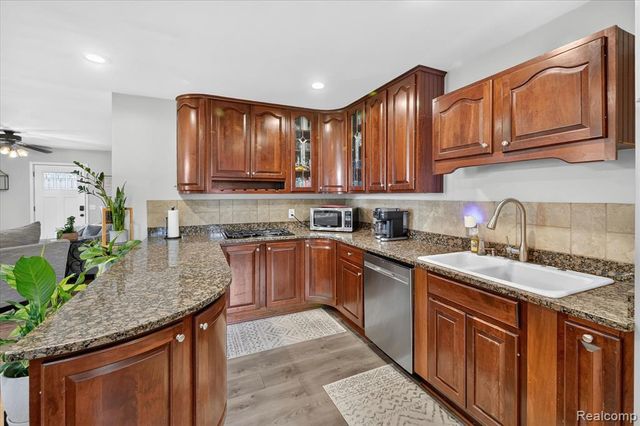 9115 Maplewood Drive, White Lake, MI 48386