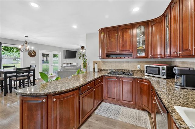 9115 Maplewood Drive, White Lake, MI 48386