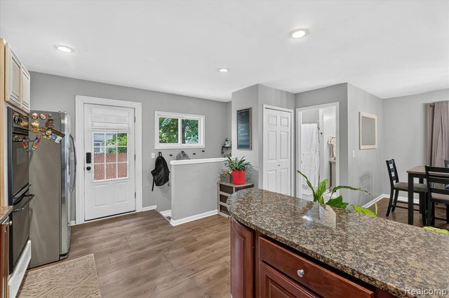 9115 Maplewood Drive, White Lake, MI 48386