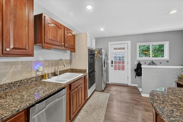 9115 Maplewood Drive, White Lake, MI 48386