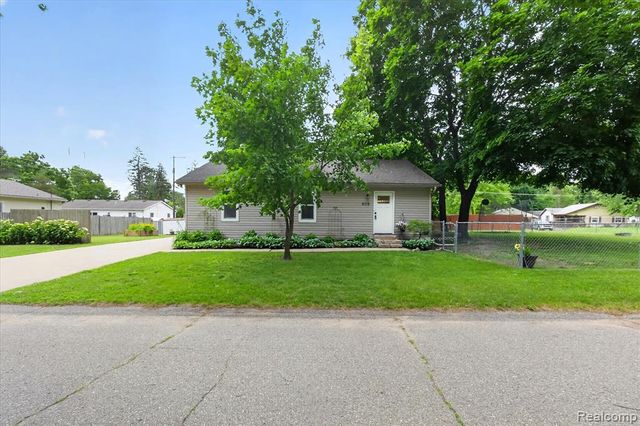 9115 Maplewood Drive, White Lake, MI 48386