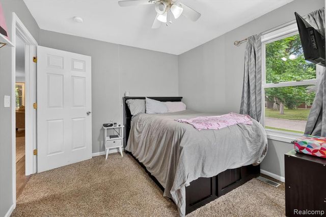 9115 Maplewood Drive, White Lake, MI 48386
