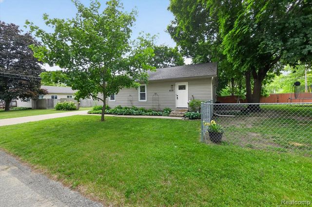 9115 Maplewood Drive, White Lake, MI 48386