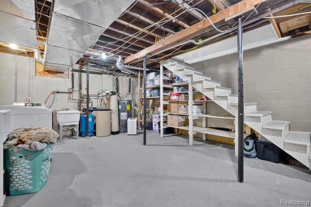 9115 Maplewood Drive, White Lake, MI 48386