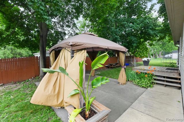 9115 Maplewood Drive, White Lake, MI 48386