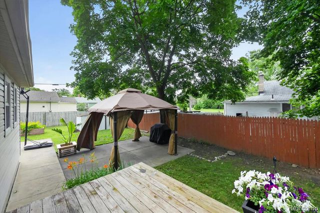 9115 Maplewood Drive, White Lake, MI 48386