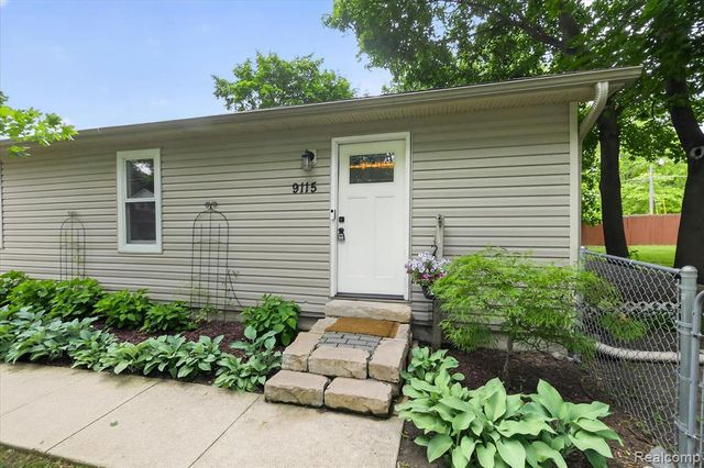 9115 Maplewood Drive, White Lake, MI 48386