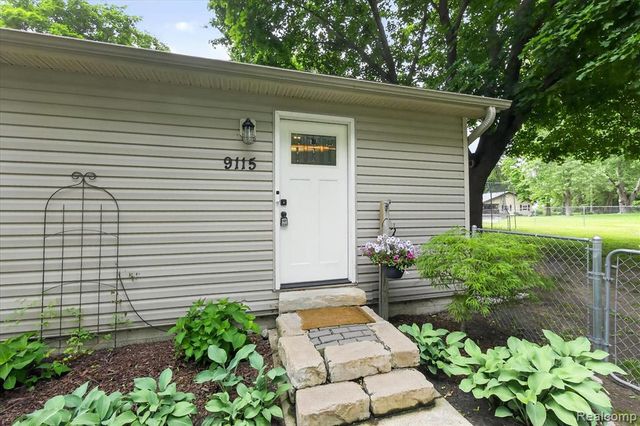 9115 Maplewood Drive, White Lake, MI 48386
