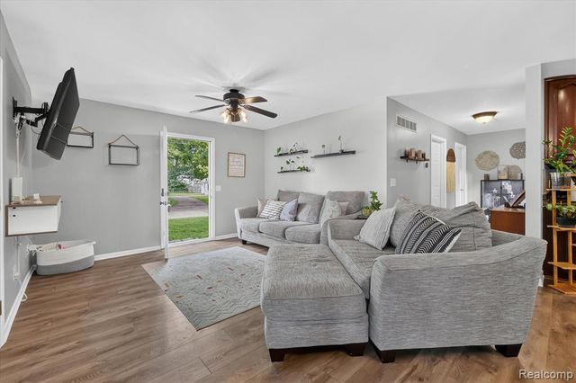 9115 Maplewood Drive, White Lake, MI 48386