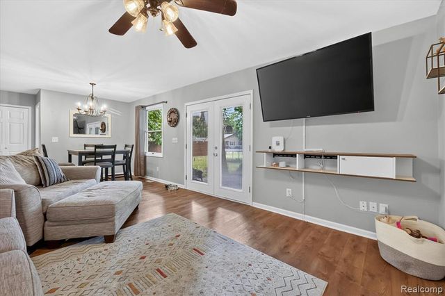 9115 Maplewood Drive, White Lake, MI 48386