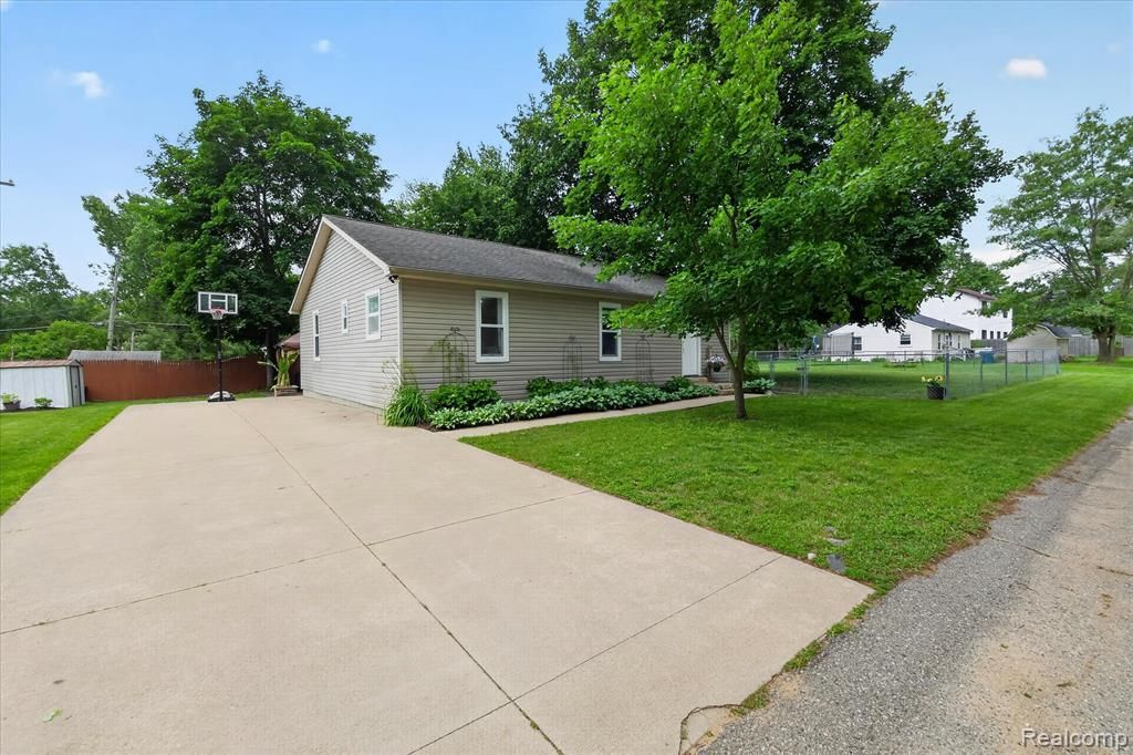 9115 Maplewood Drive, White Lake, MI 48386