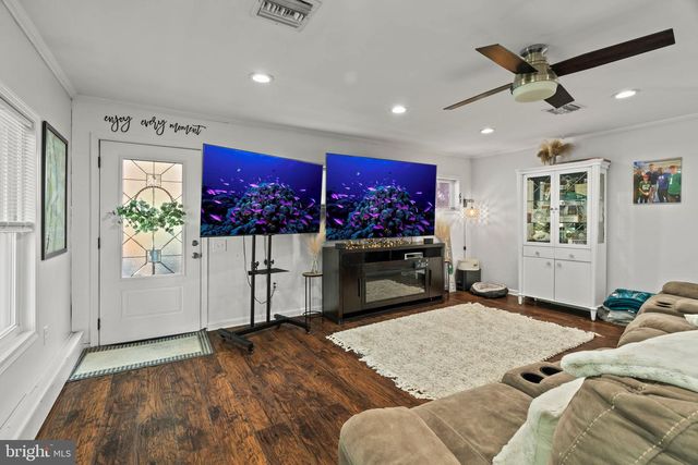 30 ROVING ROAD, Levittown, PA 19056
