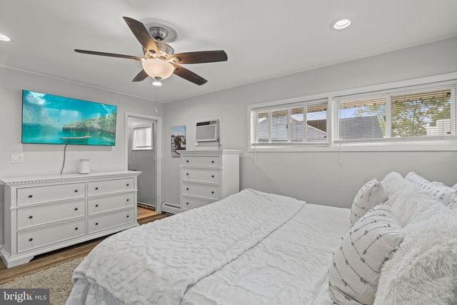 30 ROVING ROAD, Levittown, PA 19056
