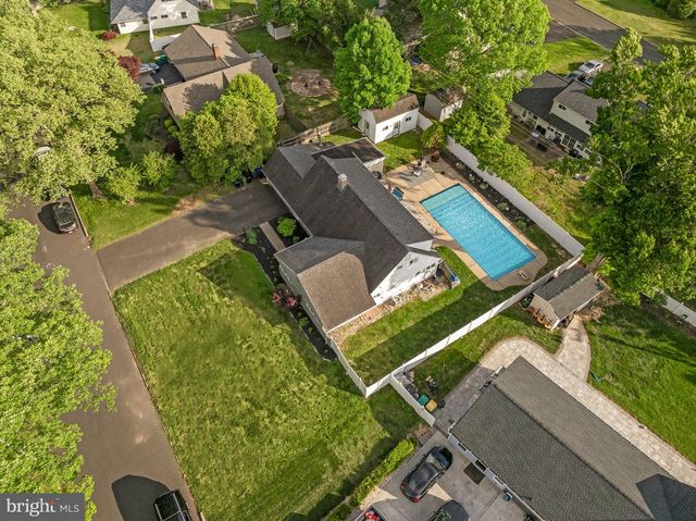 30 ROVING ROAD, Levittown, PA 19056
