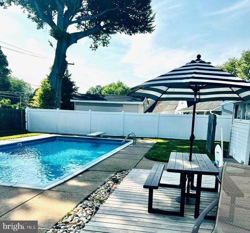 30 ROVING ROAD, Levittown, PA 19056