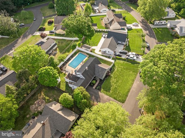 30 ROVING ROAD, Levittown, PA 19056