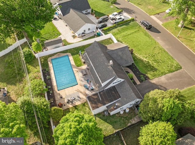 30 ROVING ROAD, Levittown, PA 19056