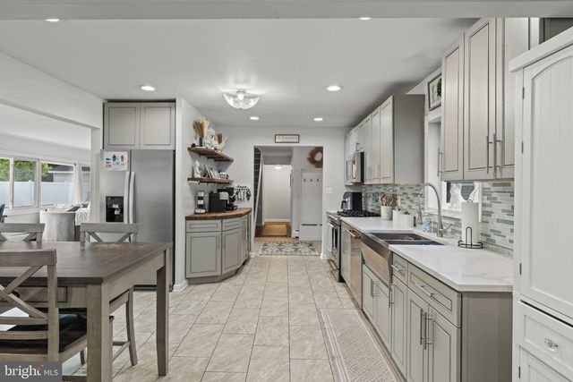 30 ROVING ROAD, Levittown, PA 19056