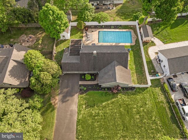 30 ROVING ROAD, Levittown, PA 19056