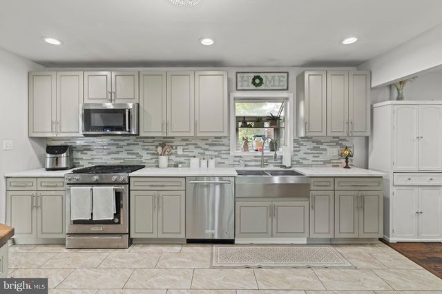 30 ROVING ROAD, Levittown, PA 19056
